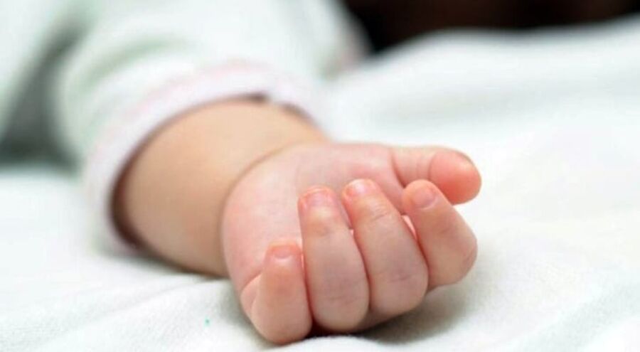 التحقيق بوفاة رضيع إثر إصابته بعيار