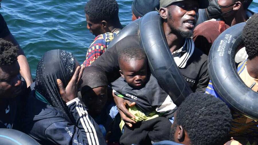 هكذا ينقذ التونسيون المهاجرين الغارقين في