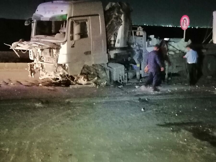 الأشغال تتعامل مع حادثة انقلاب شاحنة