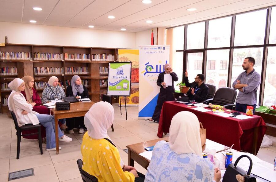 الفريحات تفتتح مشروع أندية البحث عن