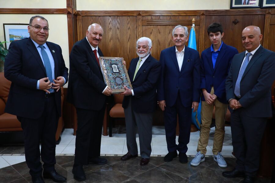 الأمير علي بن نايف يزور جامعة