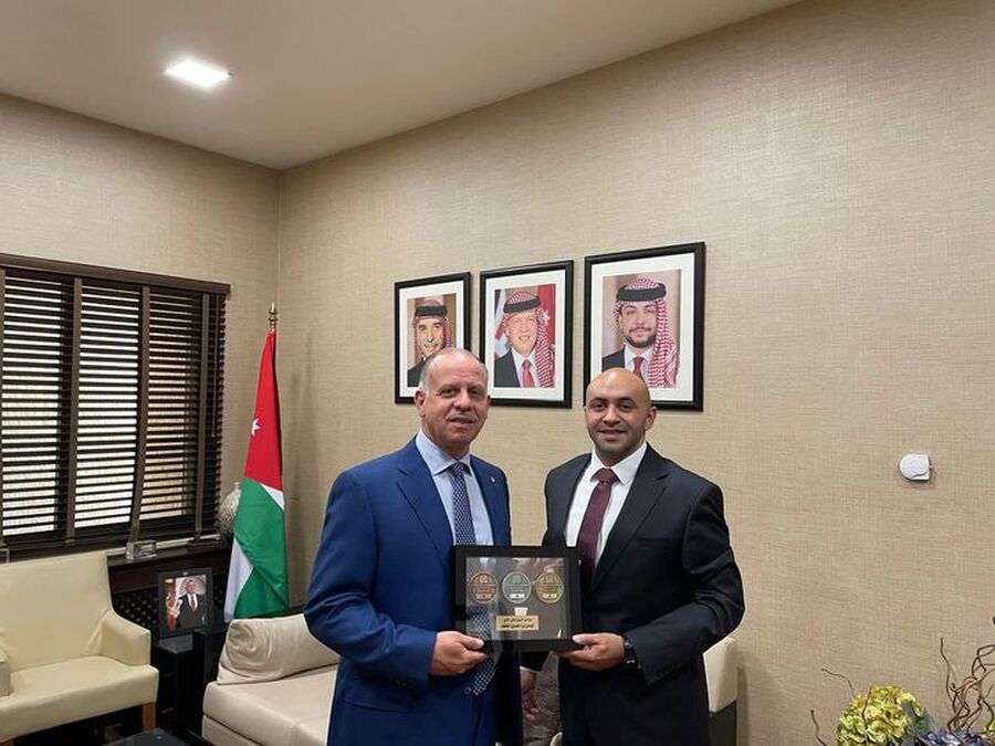 العواملة يهدي الأمير فيصل بن الحسين