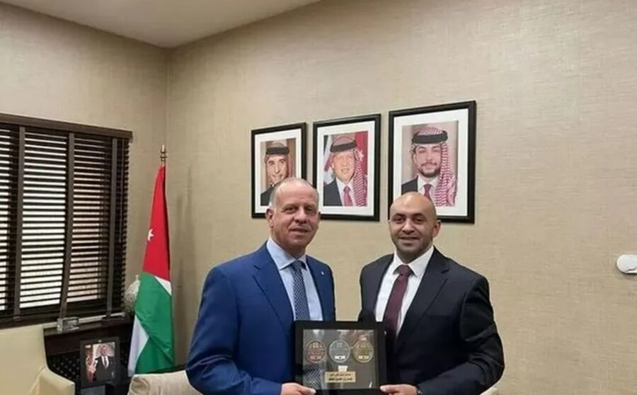 العواملة يهدي الأمير فيصل بن الحسين