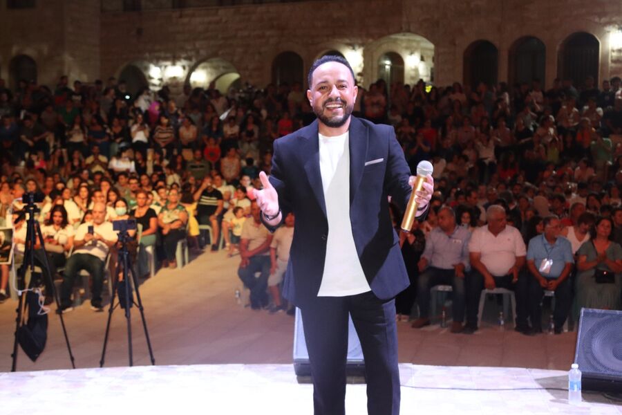 مهرجان الفحيص يشهد حضورا كثيفا في