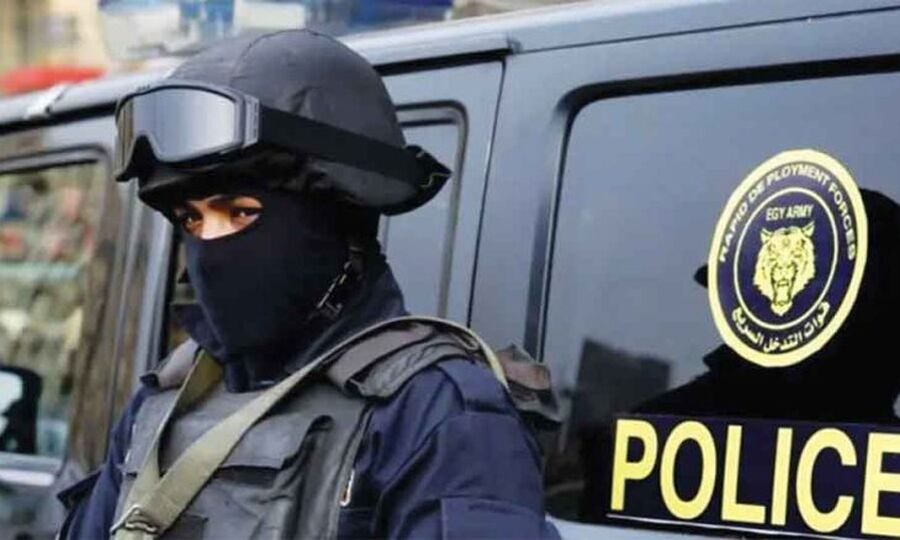 قتل طليقته طعنا أمام المارة بالشارع..