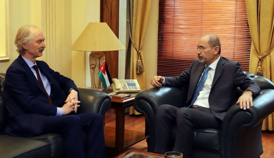 الصفدي وبيدرسون يبحثان جهود حل الأزمة