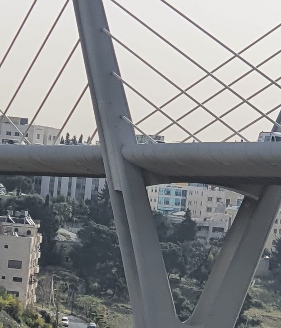 تفاصيل انتحار فتاة من على جسر