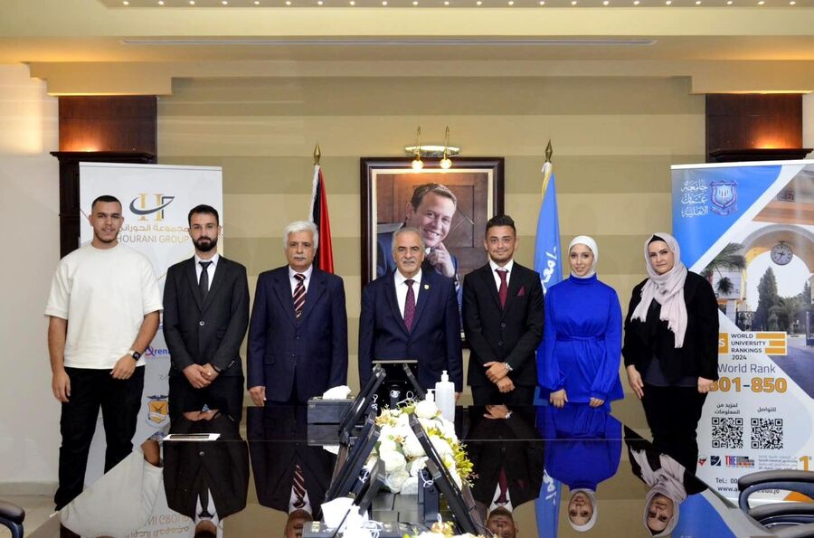 رئيس جامعة عمان الأهلية يكرّم الطلبة