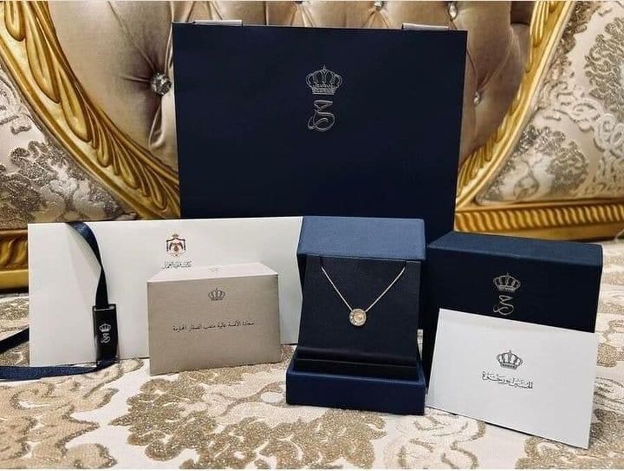 ولي العهد والاميرة رجوة يهديان ابنة