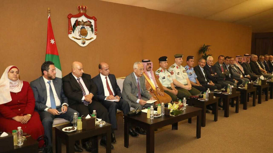 رئيس الديوان الملكي يلتقي وجهاء وممثلي