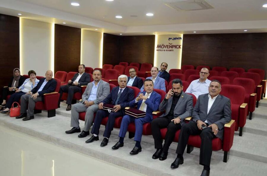 د. الحوراني يكرّم عمداء عمان الأهلية: