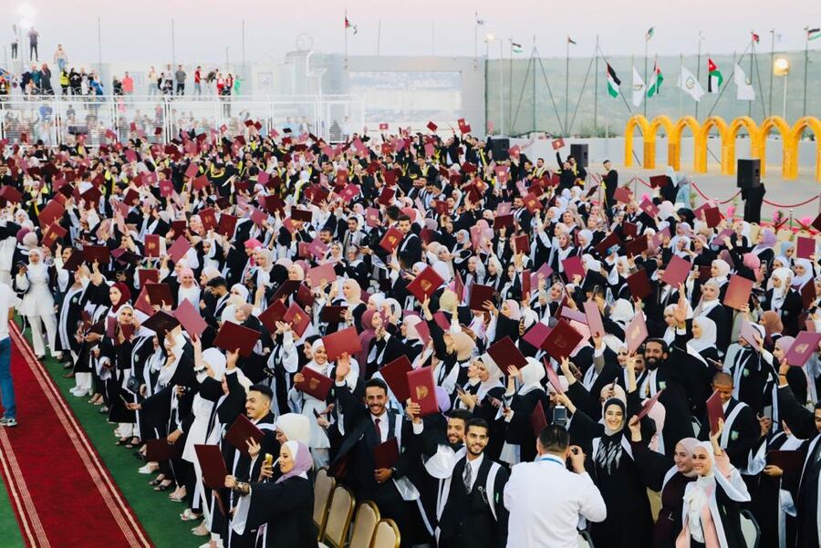 البلقاء التطبيقية تواصل احتفالاتها بتخريج طلبة