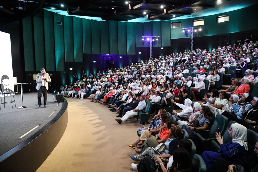 الدكتور خالد غطاس يشعل حماسة جمهوره