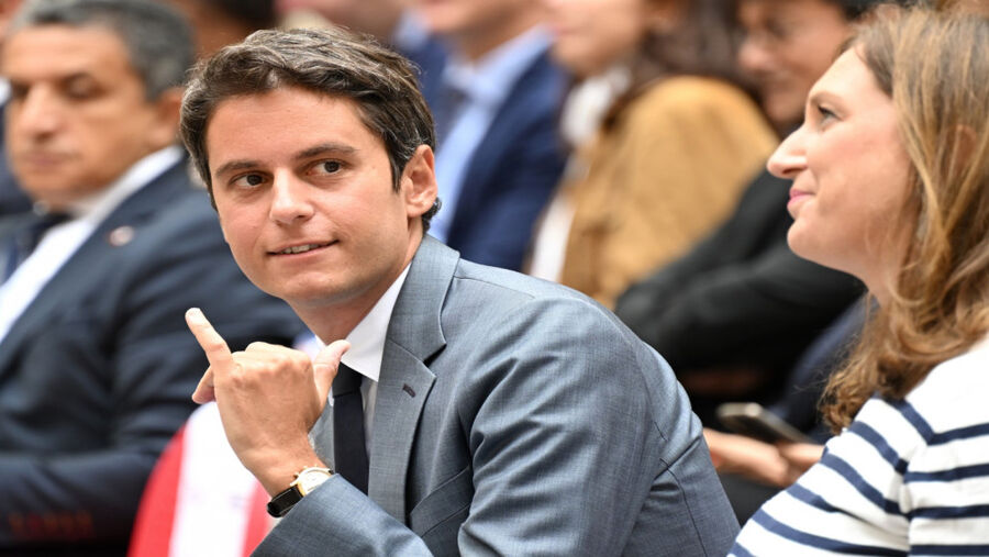 وزير التربية الفرنسي: لا مكان للعباءة