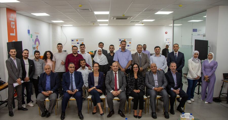 تخريج الفوج الثاني من مختبر التصنيع