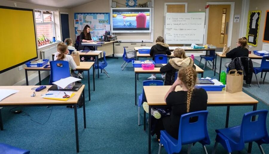 بريطانيا تغلق 100 مدرسة مهددة بالانهيار