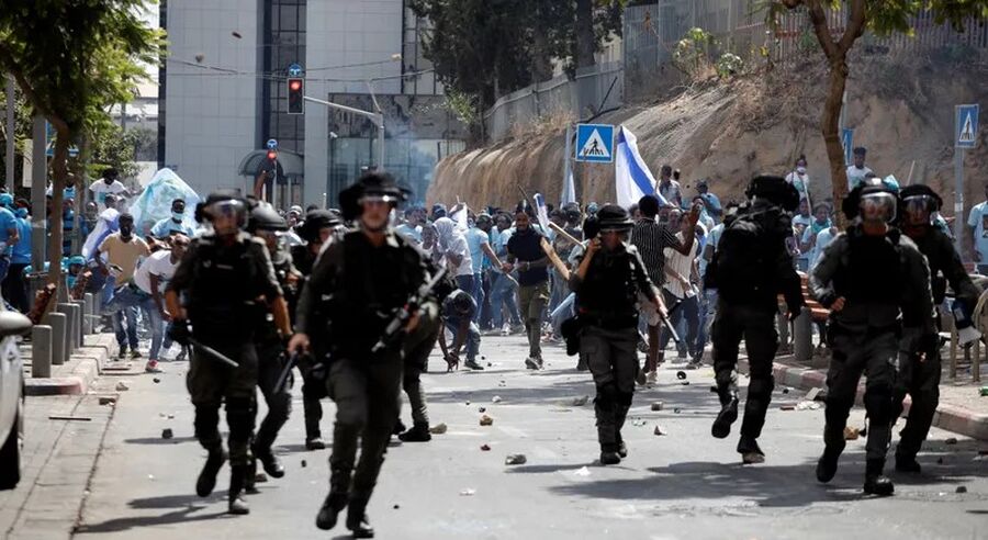 إصابة 150 شخصا باحتجاجات أمام سفارة