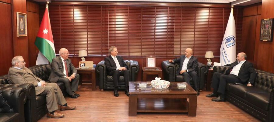 تجارة عمان تؤكد ضرورة تعزيز علاقات