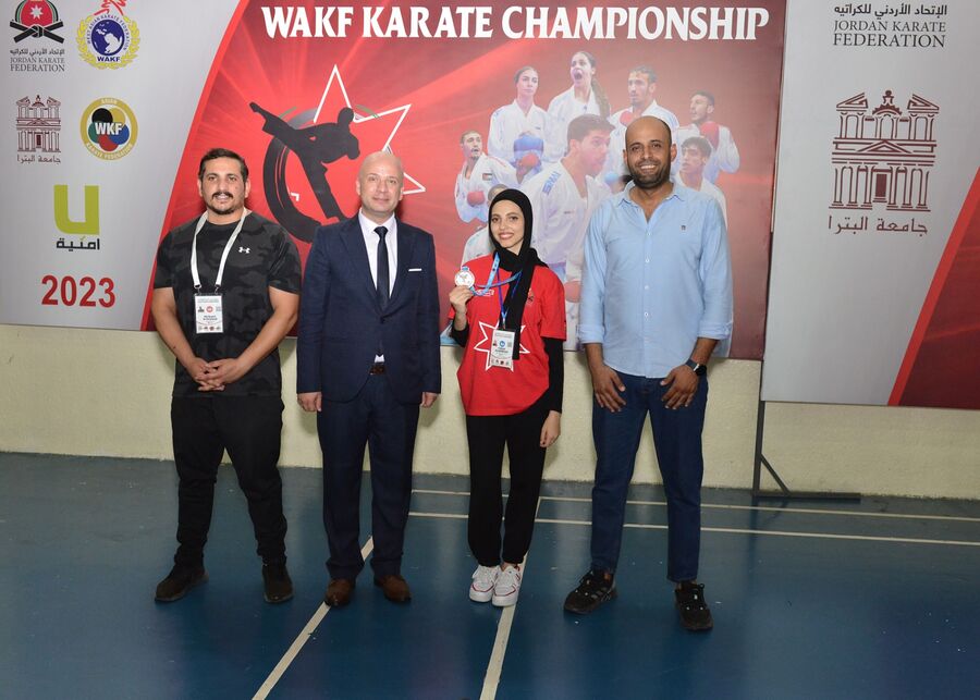 جامعة البترا تحقق ميداليتين فضيتين في