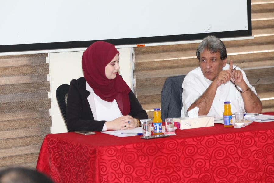 وجيه عزايزة يحاور شبابا في إربد..