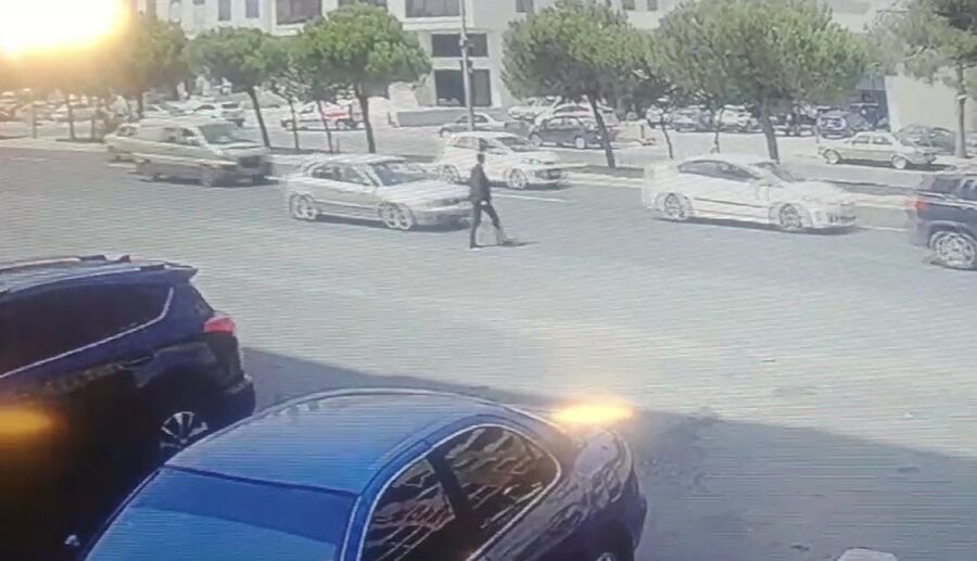 بالفيديو.. أردني يرمي نفسه على مركبة