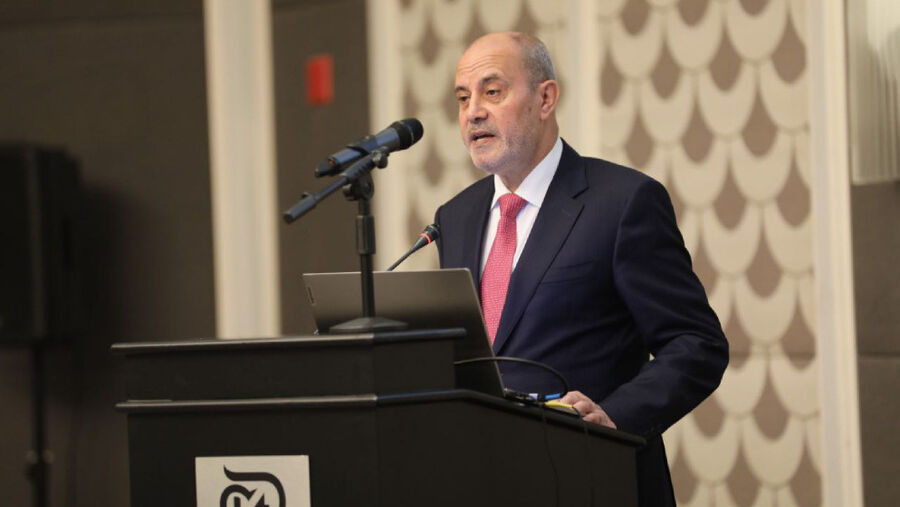 وزير العمل يؤكد أهمية الاستفادة من