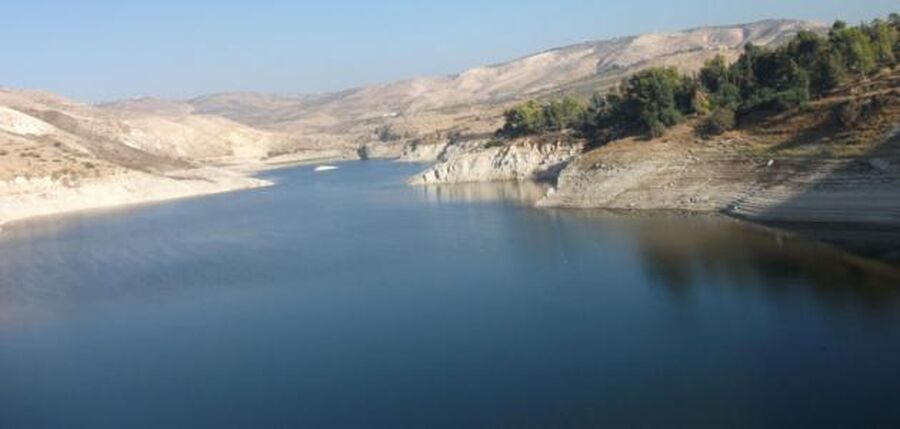 إتلاف قارب صيد أسماك مخالف في