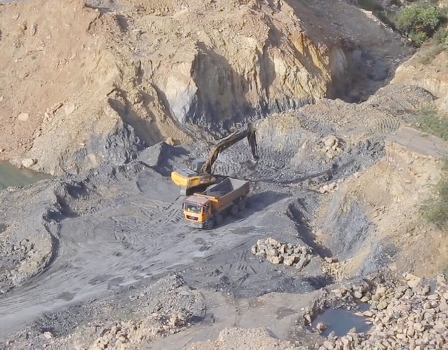 الطاقة والمعادن تغلق جميع المقالع المخالفة