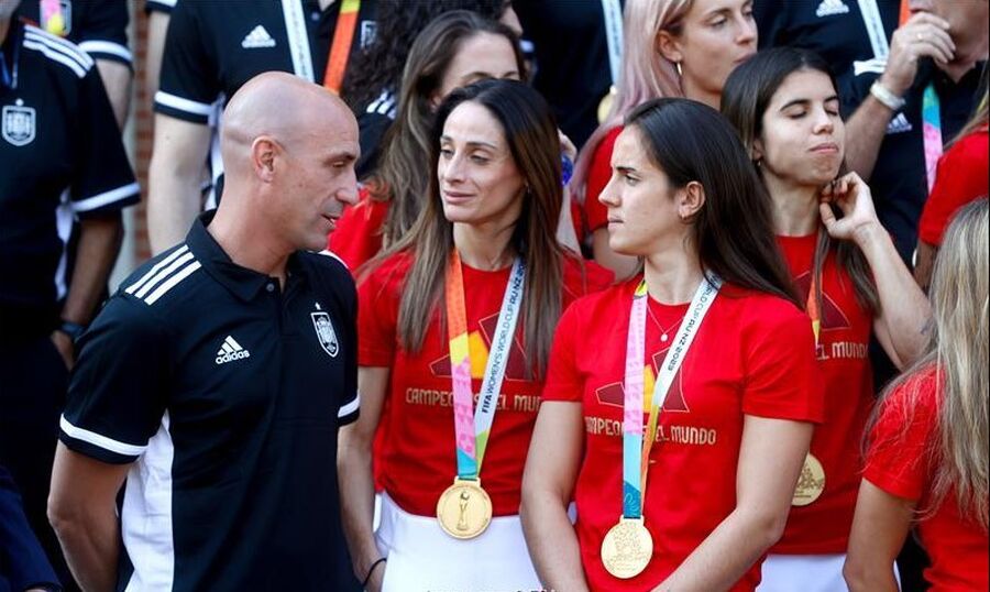 بعد القبلة المثيرة للجدل.. روبياليس يتقدم