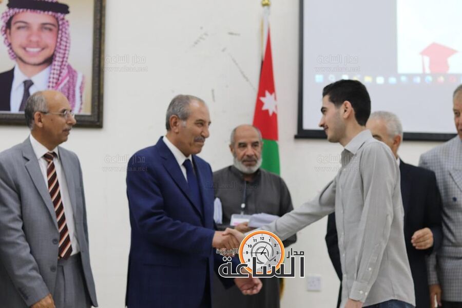 عشيرة الصقور تكرم طلابهم الناجحين في