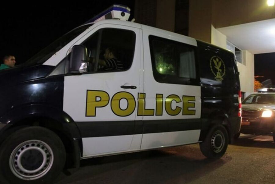 شاب مصري يقتل والده طعنا بالسكين