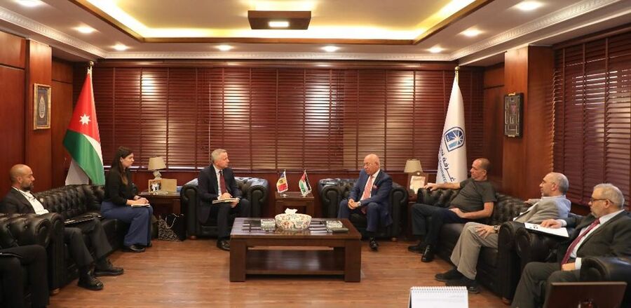 تجارة عمان تبحث تعزيز العلاقات التجارية