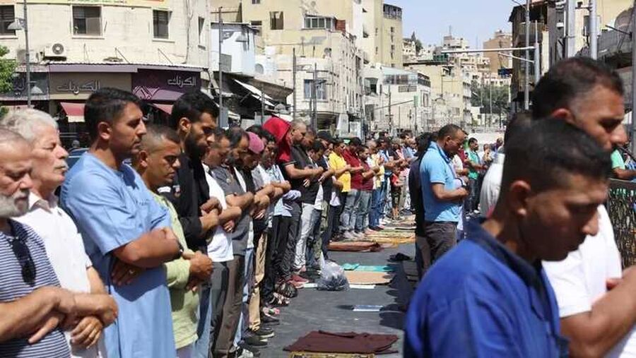 الأردنيون يؤدون صلاة الغائب على ضحايا