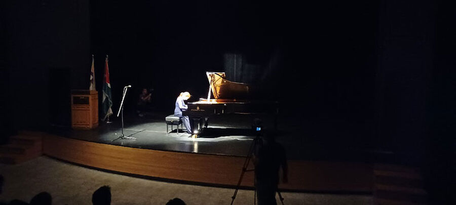 عازفة بيانو إيطالية تدشن من عمان