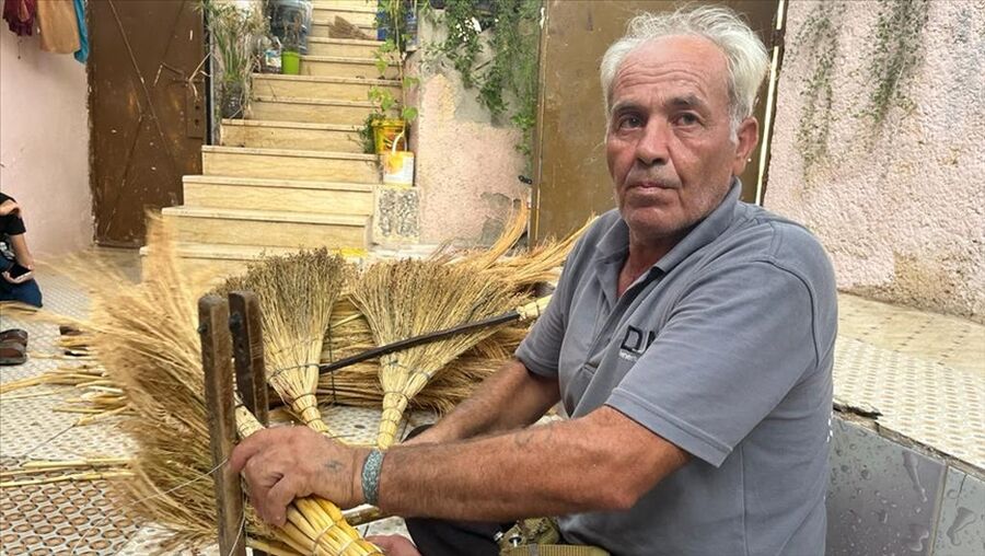 صناعة مكانس القش.. حرفة يدوية تخوض