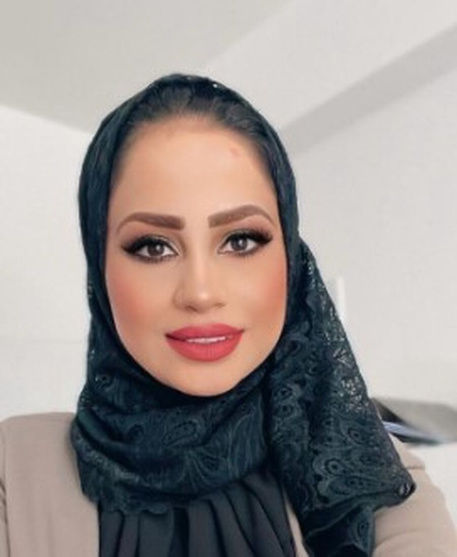 الزميلة سناء حوامدة تجري عملية جراحية