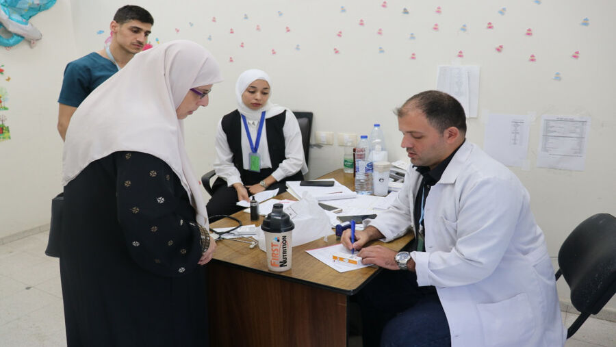 طواقم المستشفى الميداني الأردني غزة 76