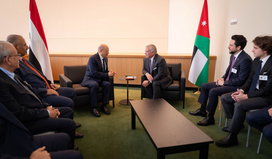 الملك يبحث مع العليمي الجهود المبذولة