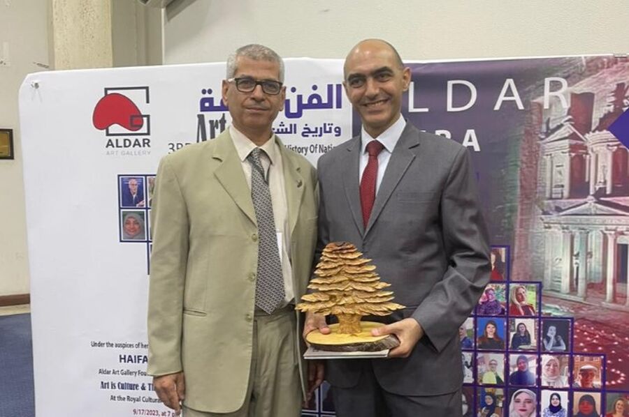 الفنان التشكيلي جهاد القاصوف يهدي دبلوماسيا