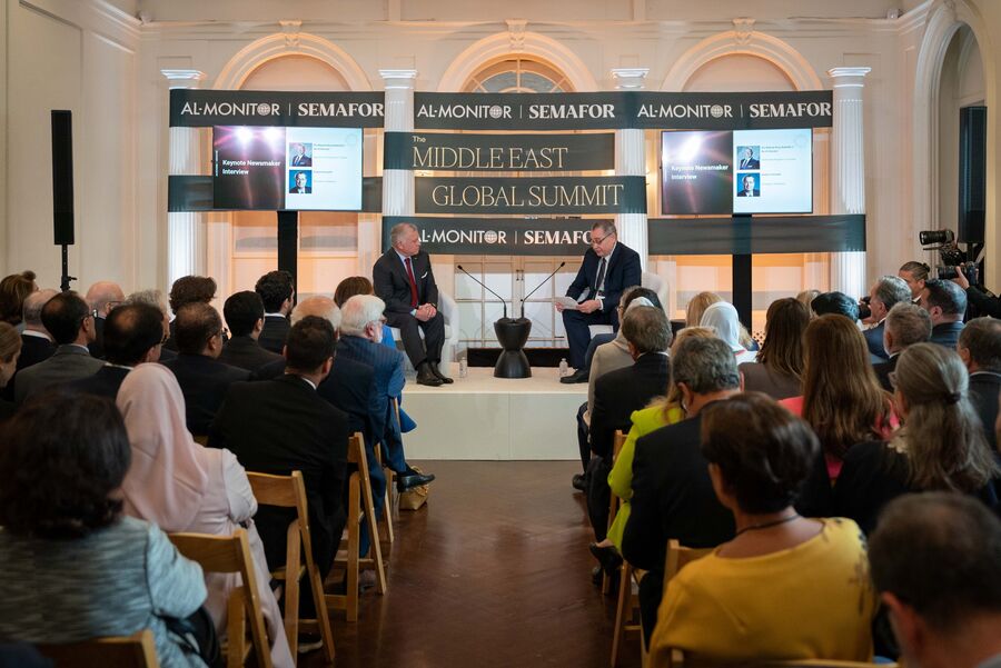 الملك يشارك في مؤتمر قمة الشرق