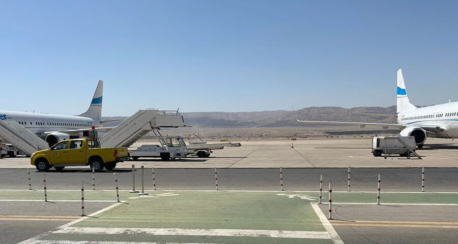 طائرتان سياحيتان تحطان في مطار الملك