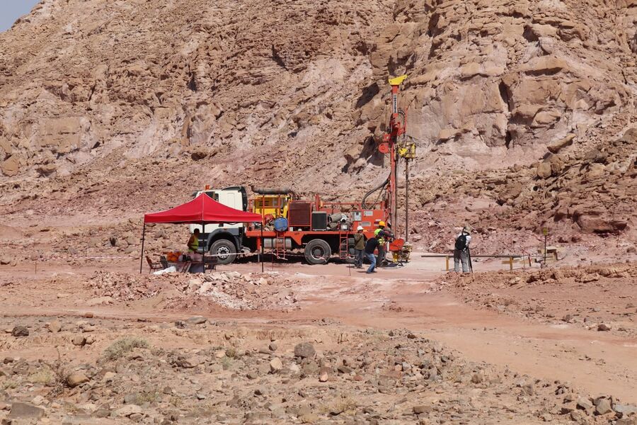 الخرابشة يتفقد مشروع تعدين النحاس في