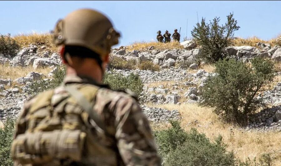 الجيش اللبناني يطلق قنابل مسيلة للدموع