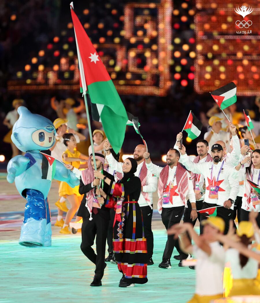 العلم الأردني يرفرف عاليا في حفل