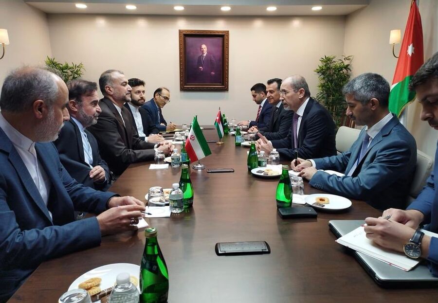 الصفدي يلتقي وزير الخارجية الأيراني.. بحث