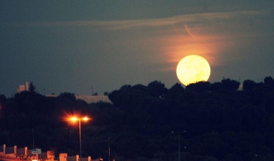 قمر الحصاد يضيء سماء الأردن الجمعة