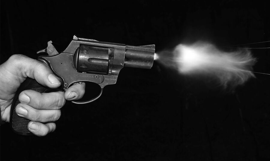 سيدة تطعم ابنتيها حلوى مخدرة وتطلق