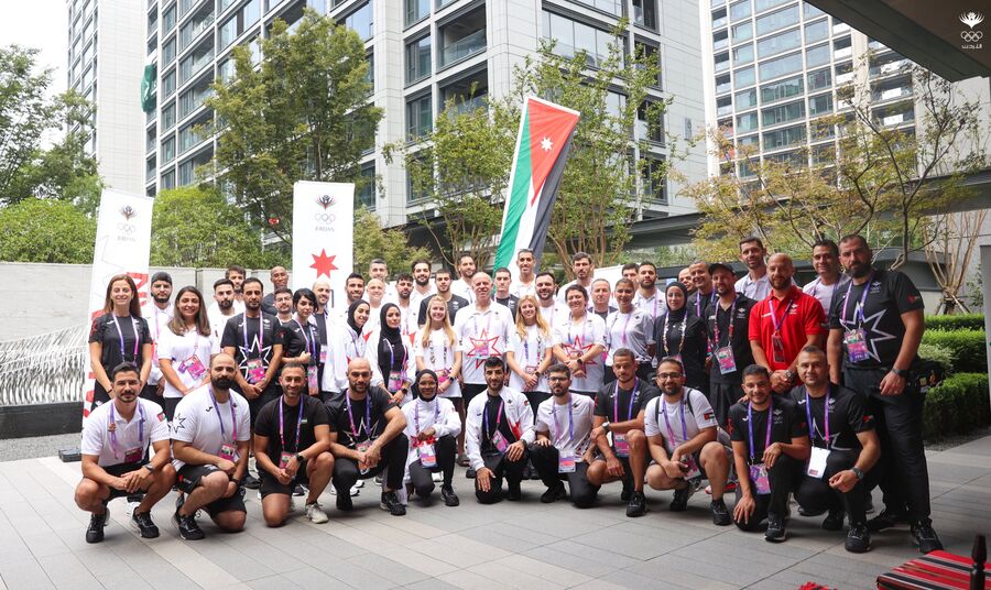 الأمير فيصل يطمئن على البعثة الأردنية