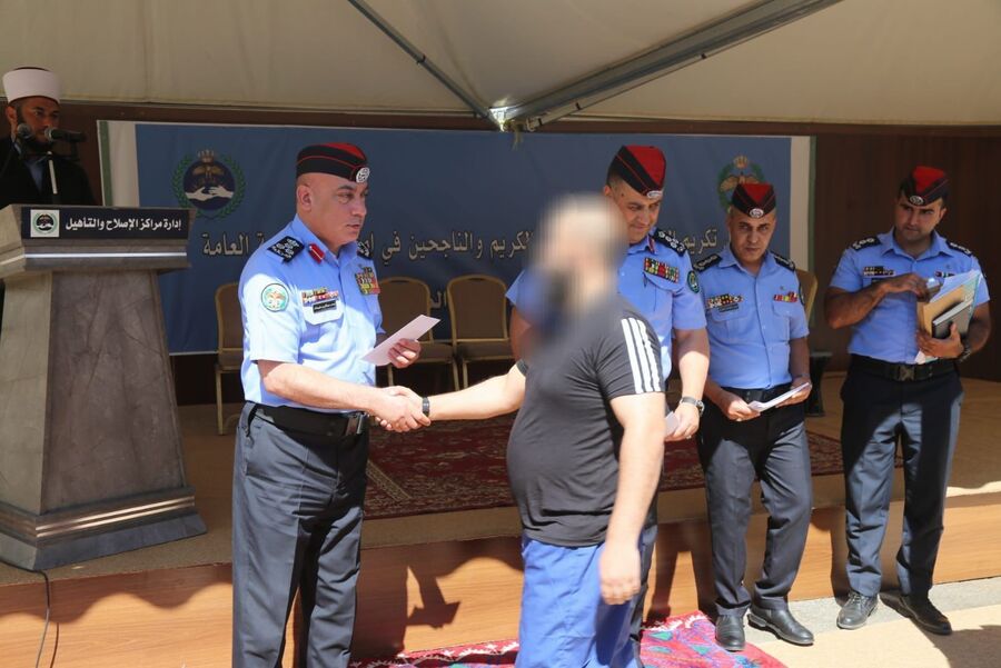 مديرية الأمن العام تكرم النزلاء من