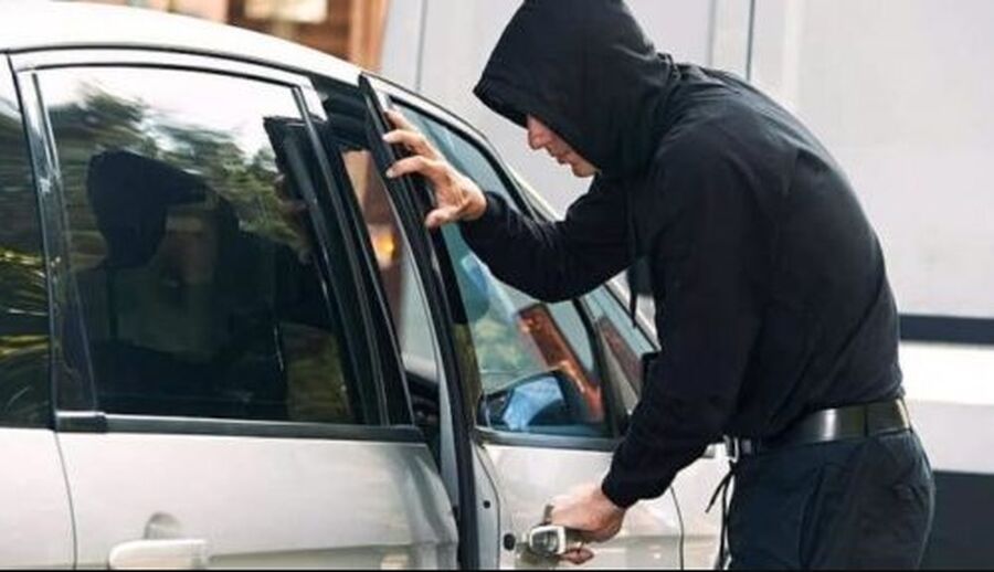 قام بمغافلة سائق المركبة وسرق 50